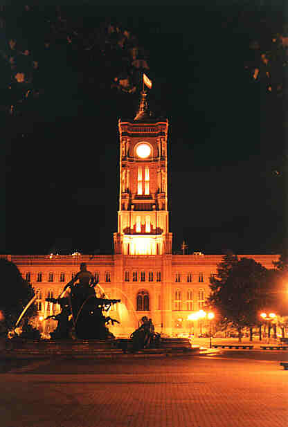 Vor dem Roten Rathaus bei Nacht