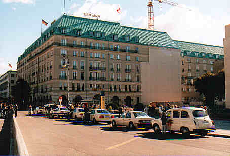 Das alte und neue Adlon... und das alte Taxi