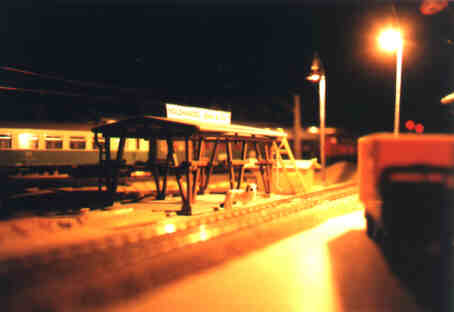 nachts auf dem Bahnhof