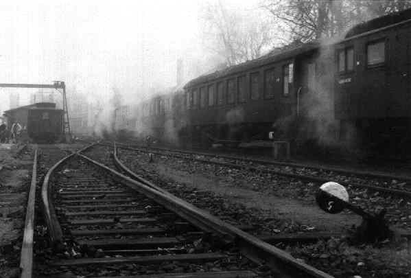 Zug in schwarz-weiss