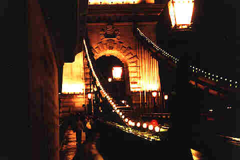 Die Kettenbr&uuml;cke bei Nacht